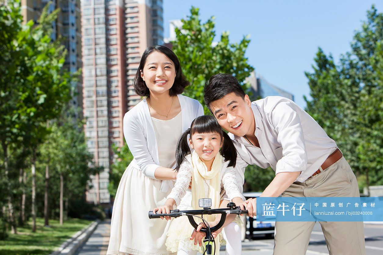 爸爸妈妈教女儿骑自行车