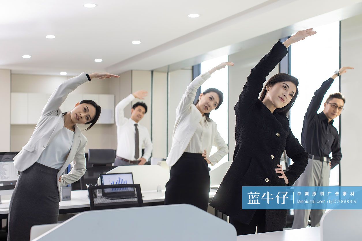 商务人士在办公室做操