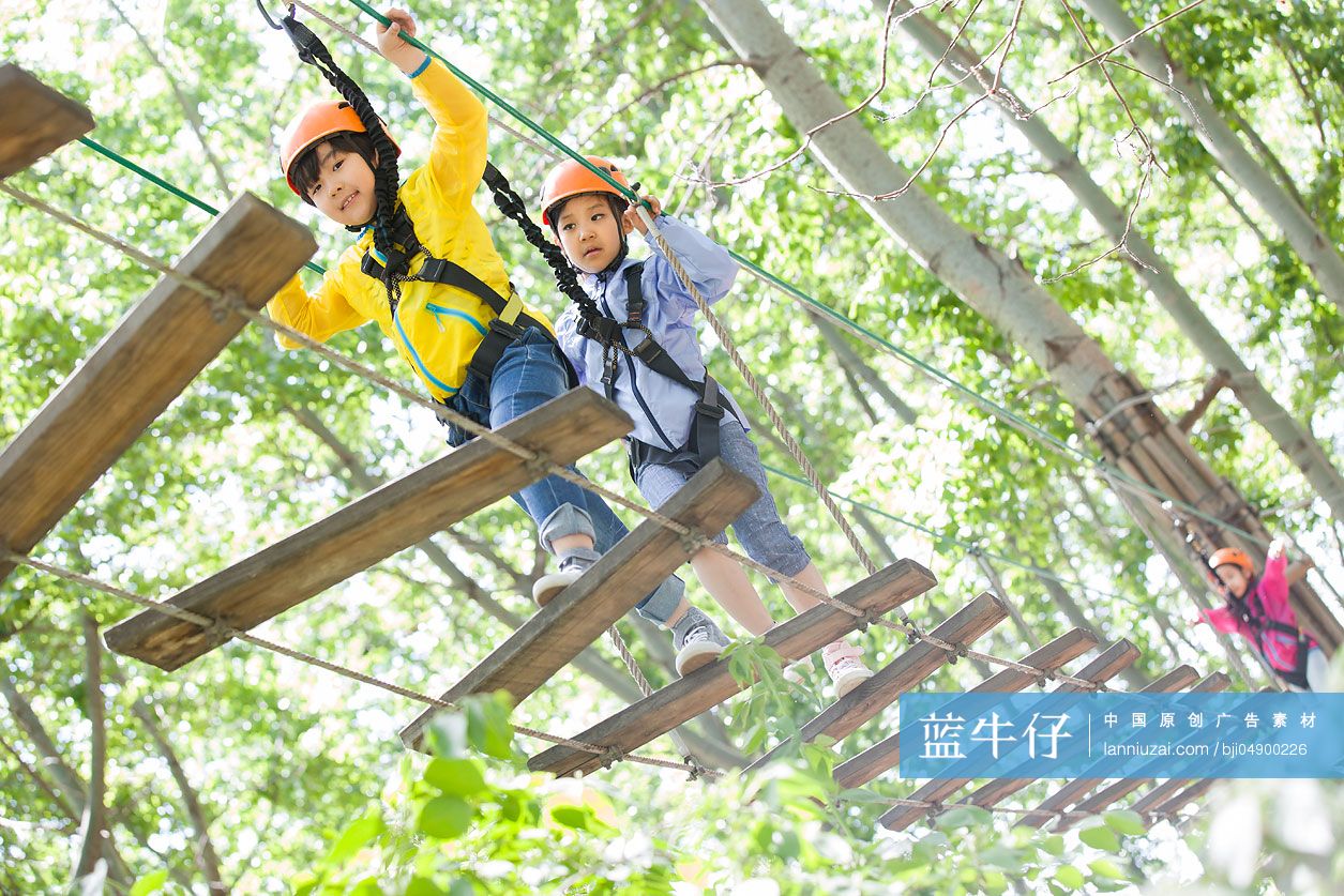 快乐的孩子们挑战树上穿越项目