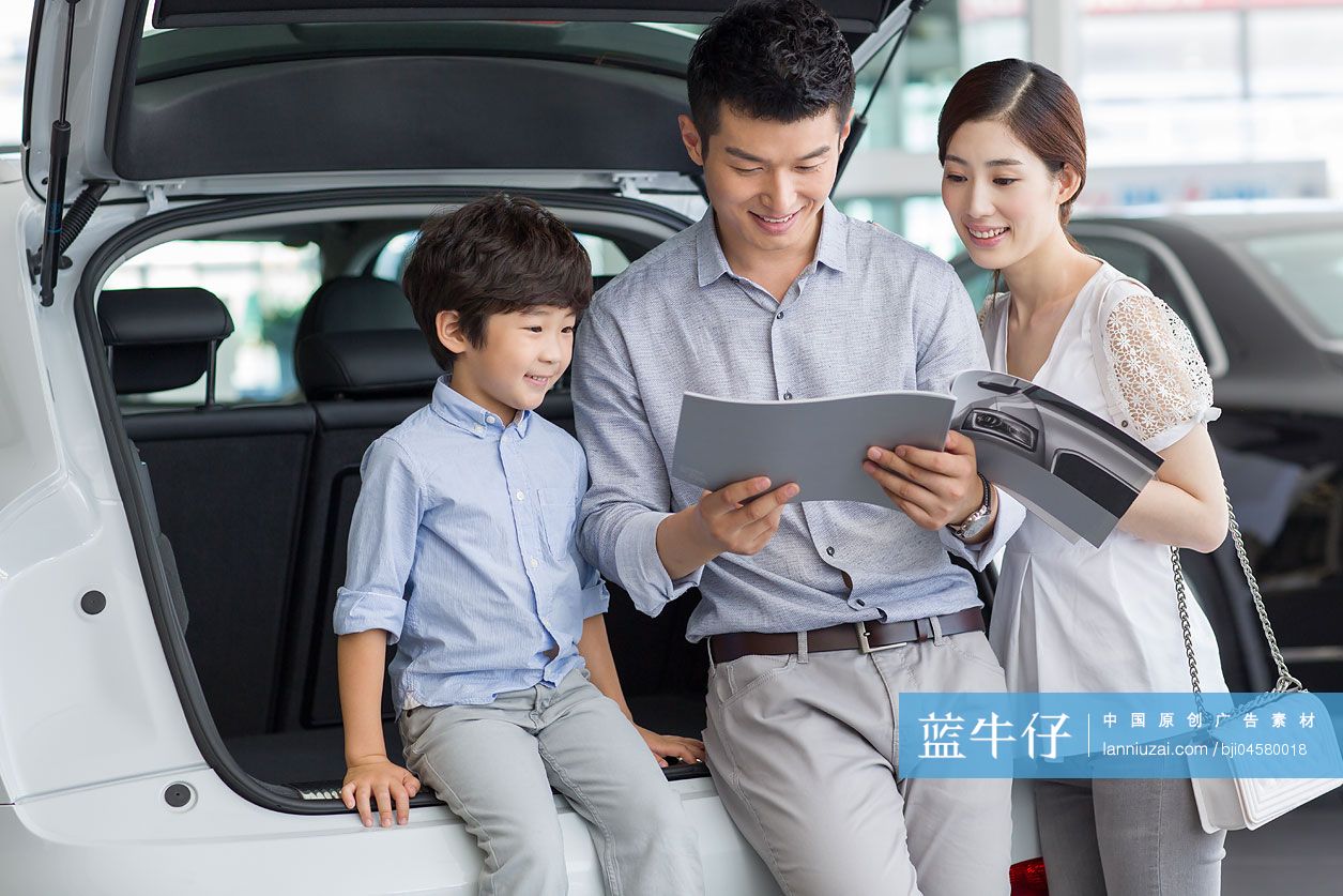 年轻家庭在4S店选购汽车