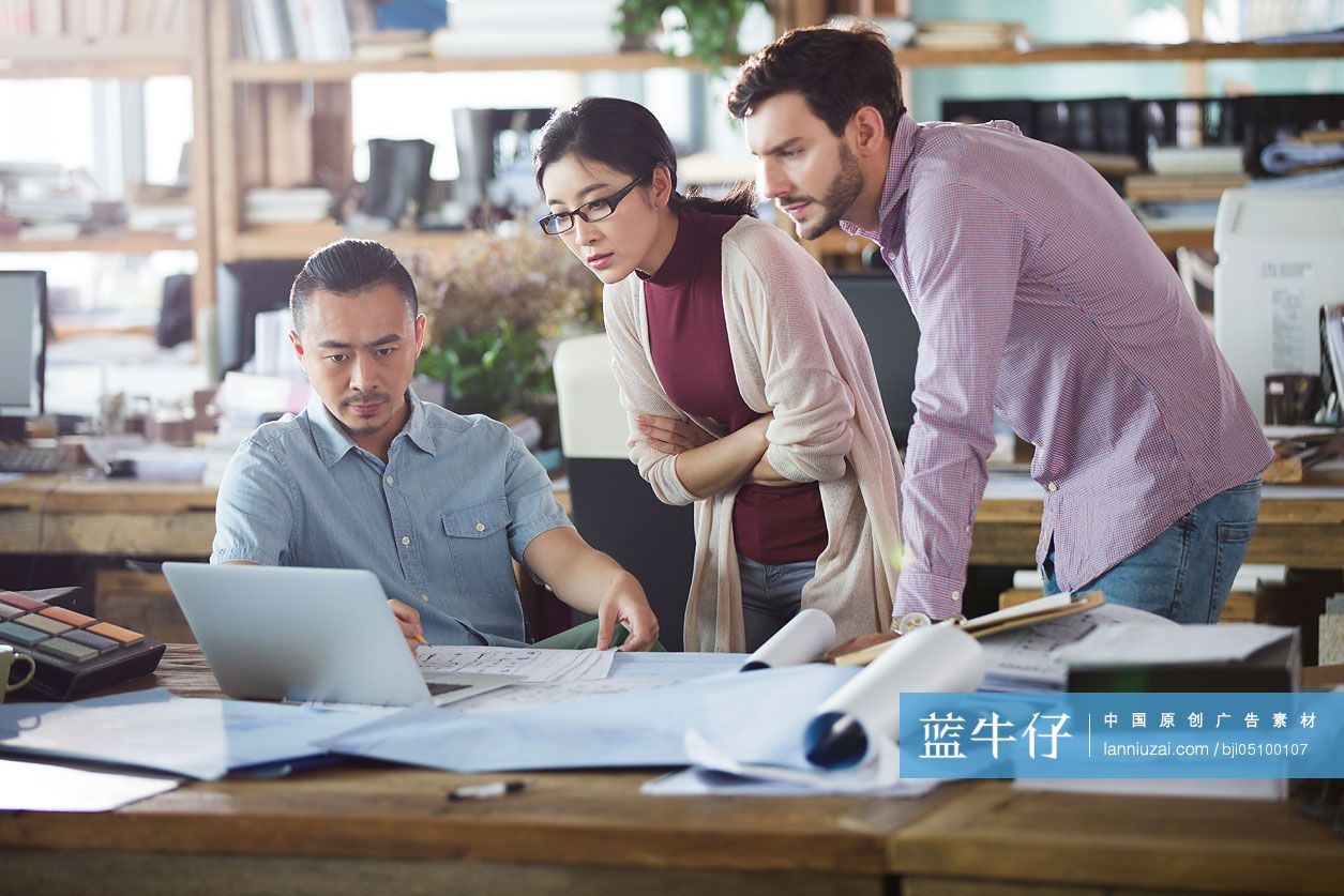 建筑设计师在办公室讨论工作