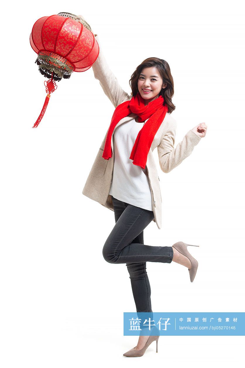 快乐的年轻女士拿着灯笼