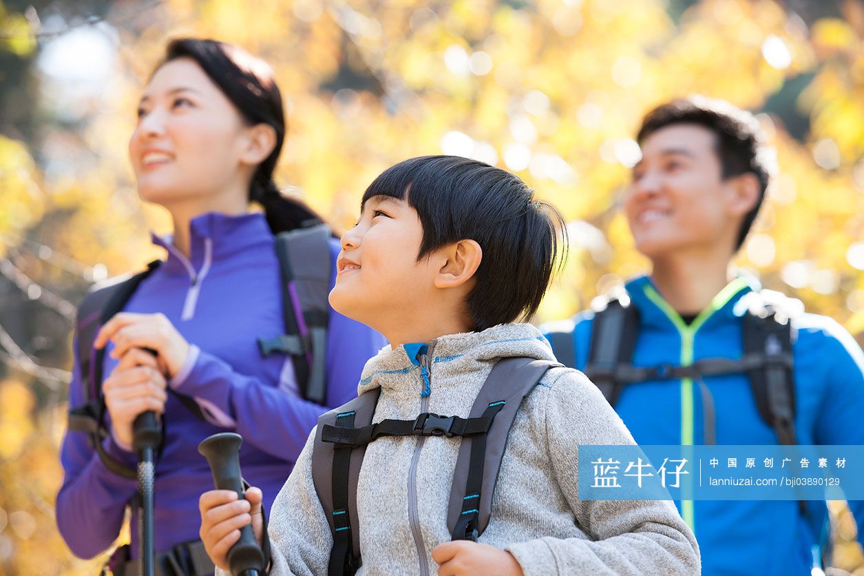 一家三口徒步旅行