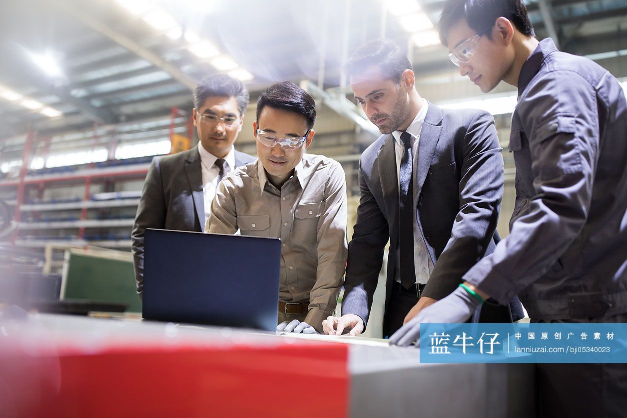 商务男士和工程师在工厂讨论工作