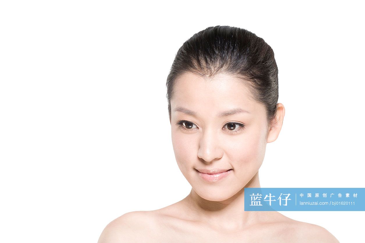 女子看斜下方笑