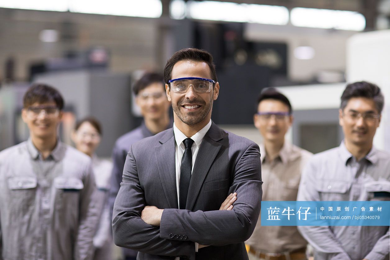 自信的商务男士和工程师团队