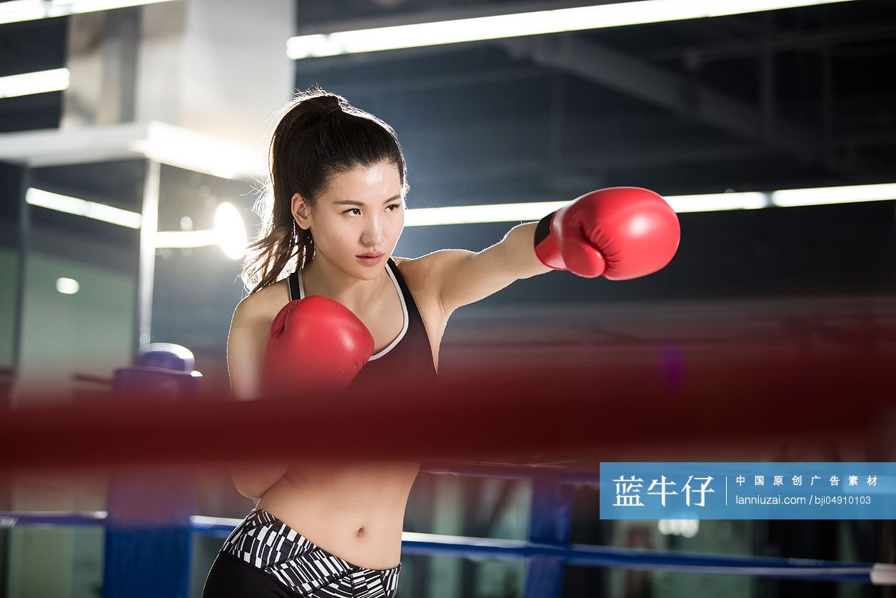 女拳击手在擂台上训练