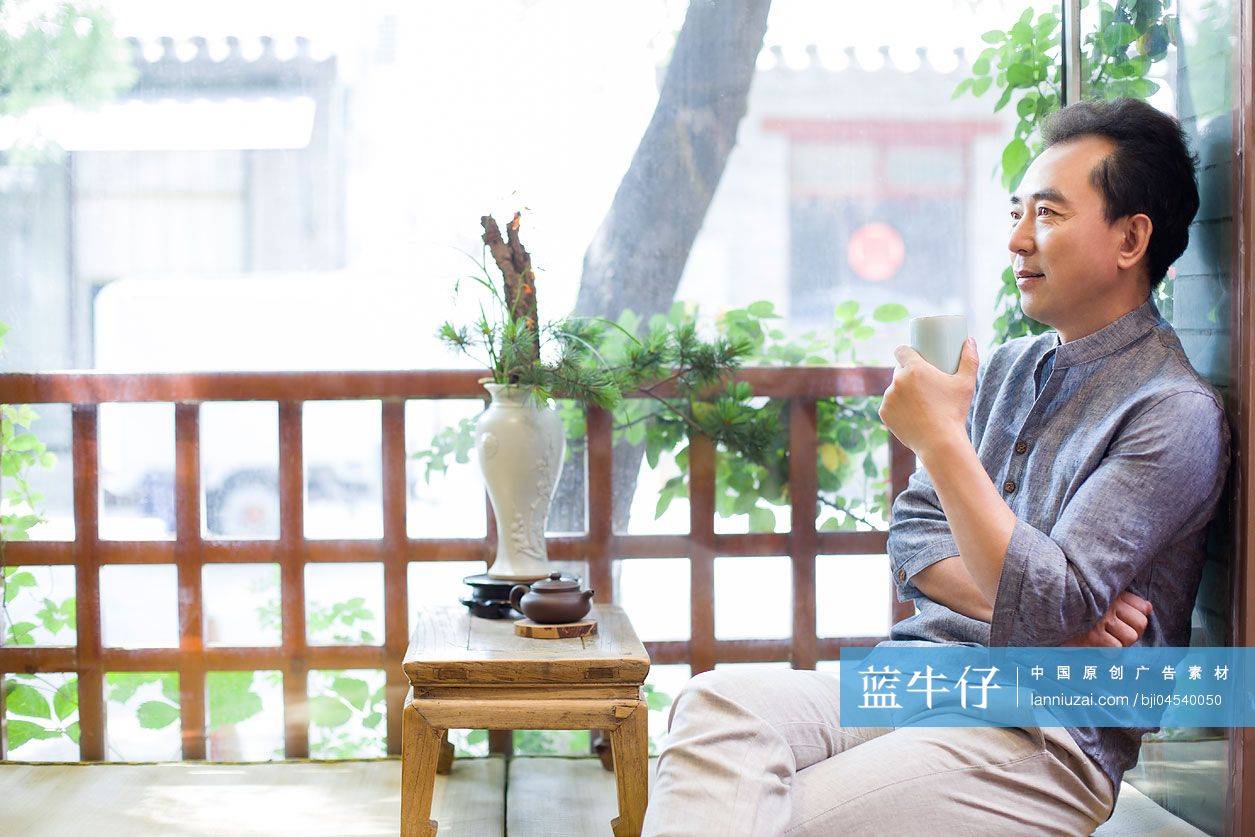 成熟男子在茶馆喝茶