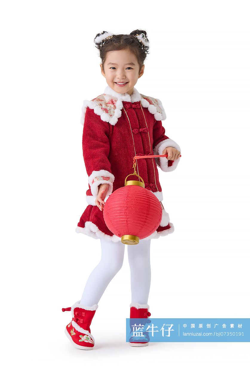 穿着传统服饰的小女孩庆祝新年