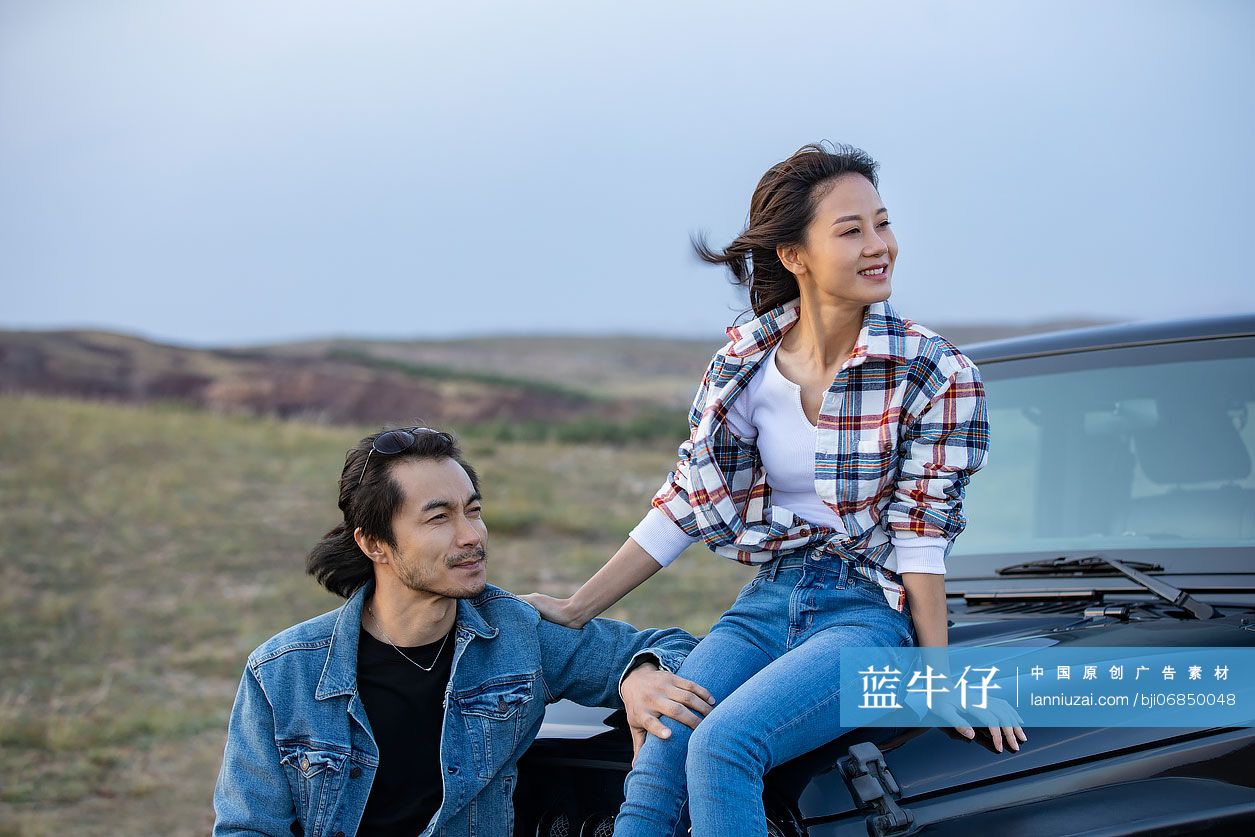 快乐的情侣自驾游欣赏沿途美景