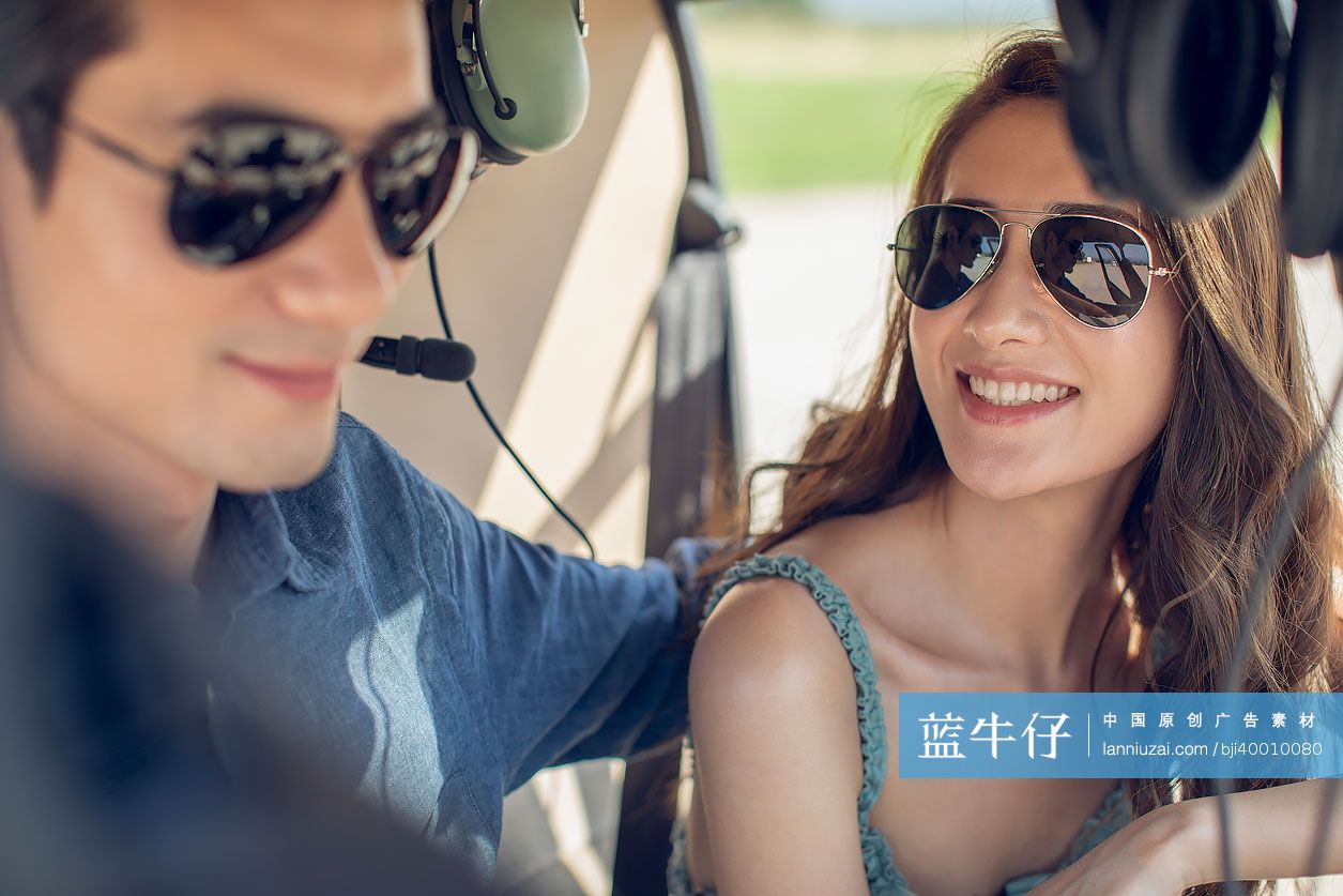 年轻情侣乘坐直升机旅行