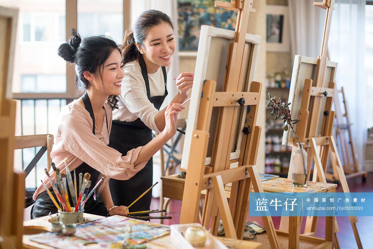 闺蜜在画室画画