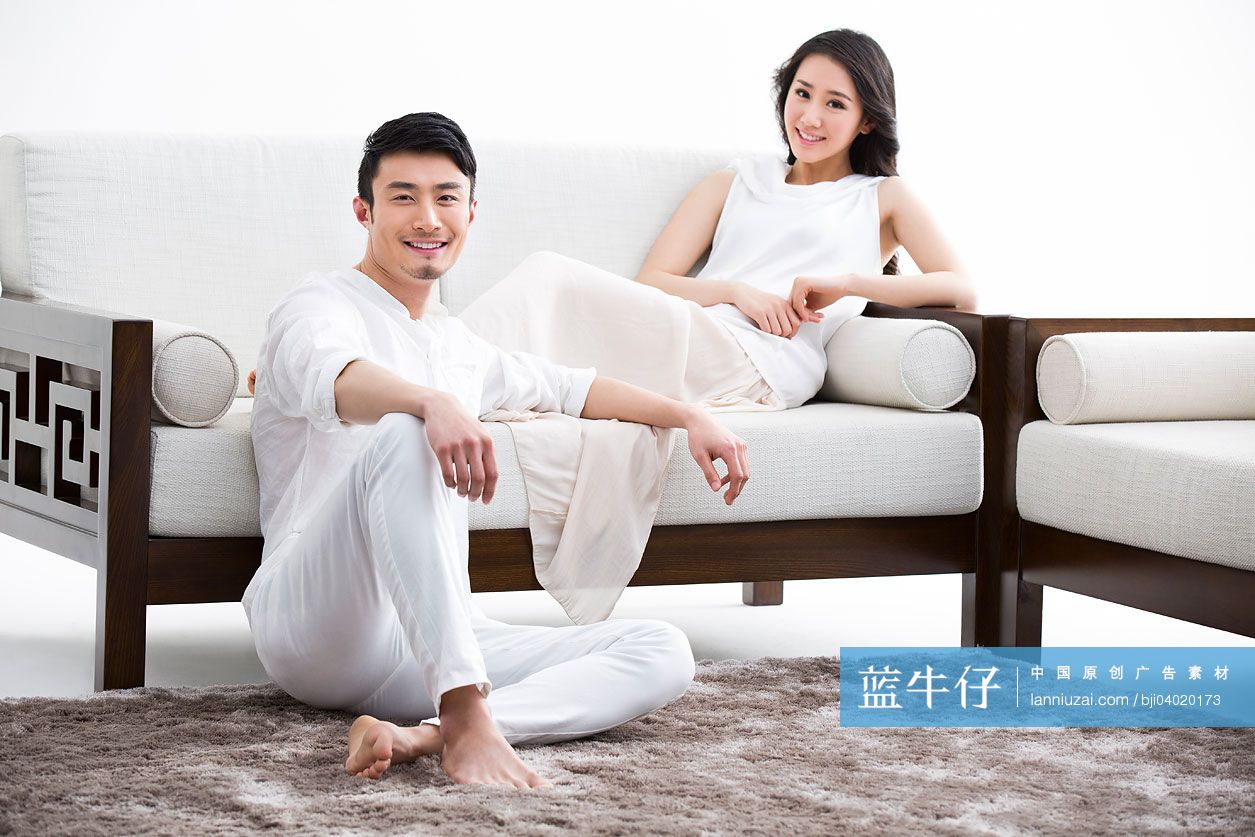 悠闲的年轻夫妇
