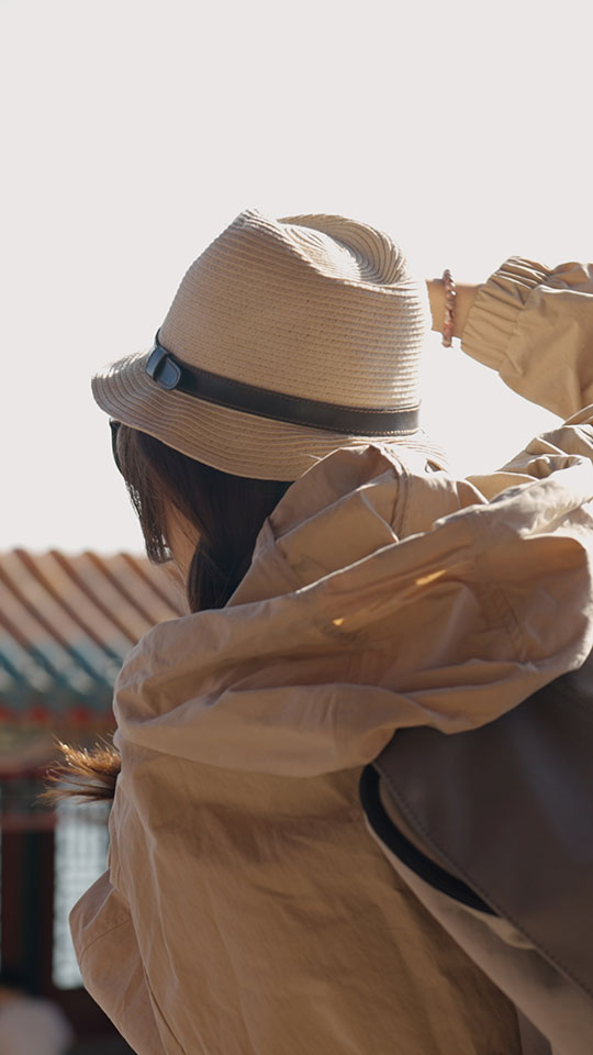 年轻女子在颐和园旅游