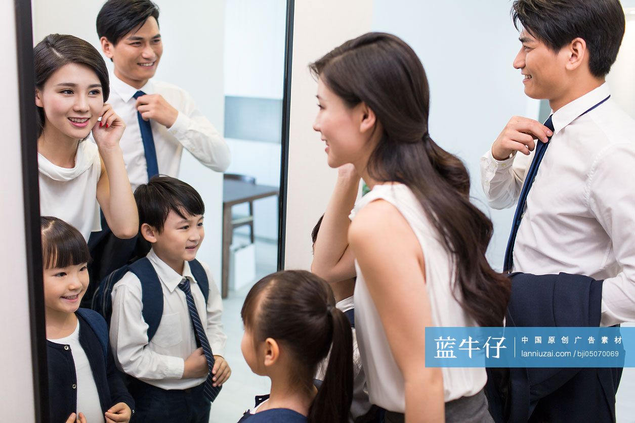 年轻家庭照镜子整理着装