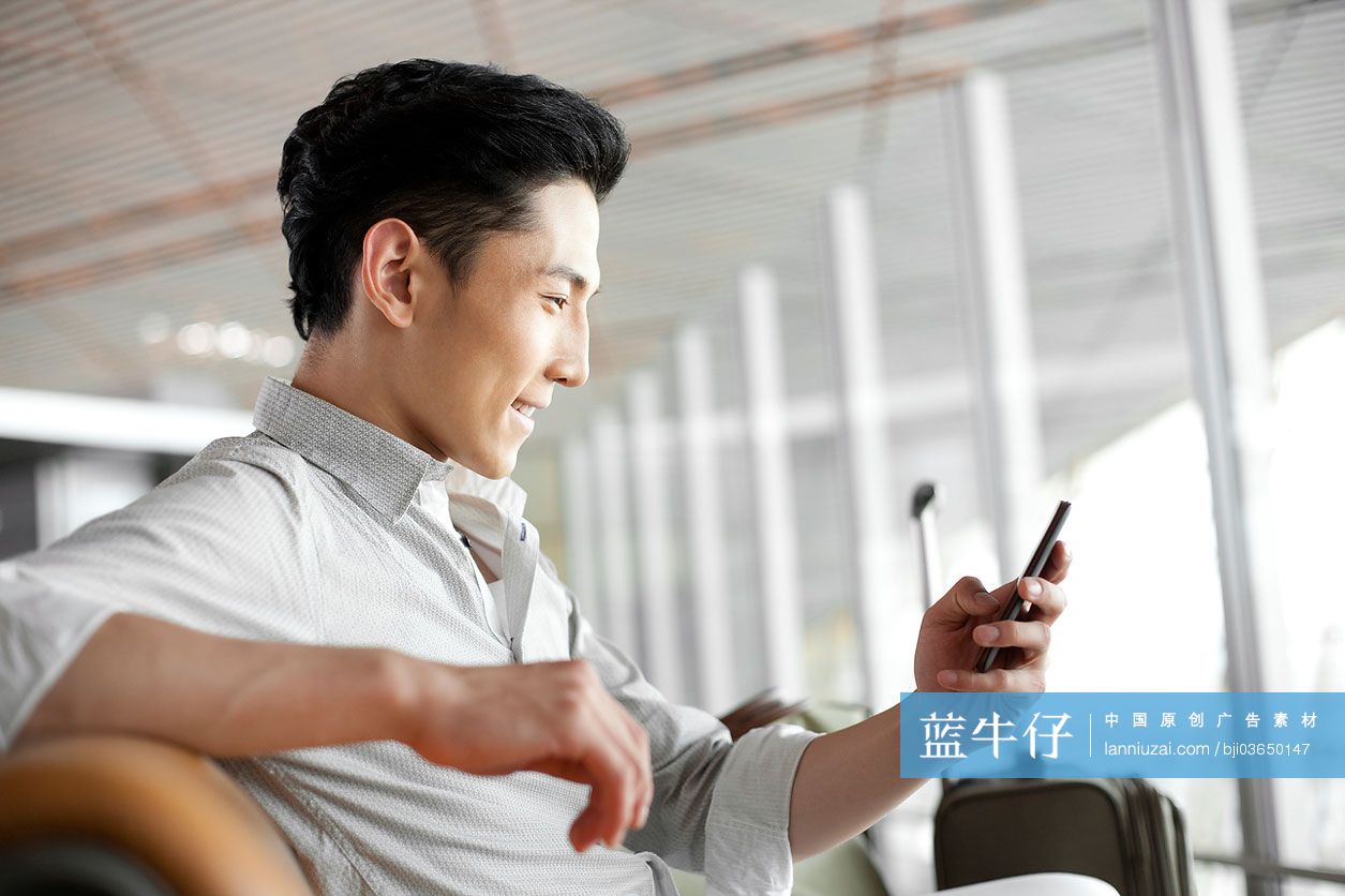 年轻男子在机场候机室