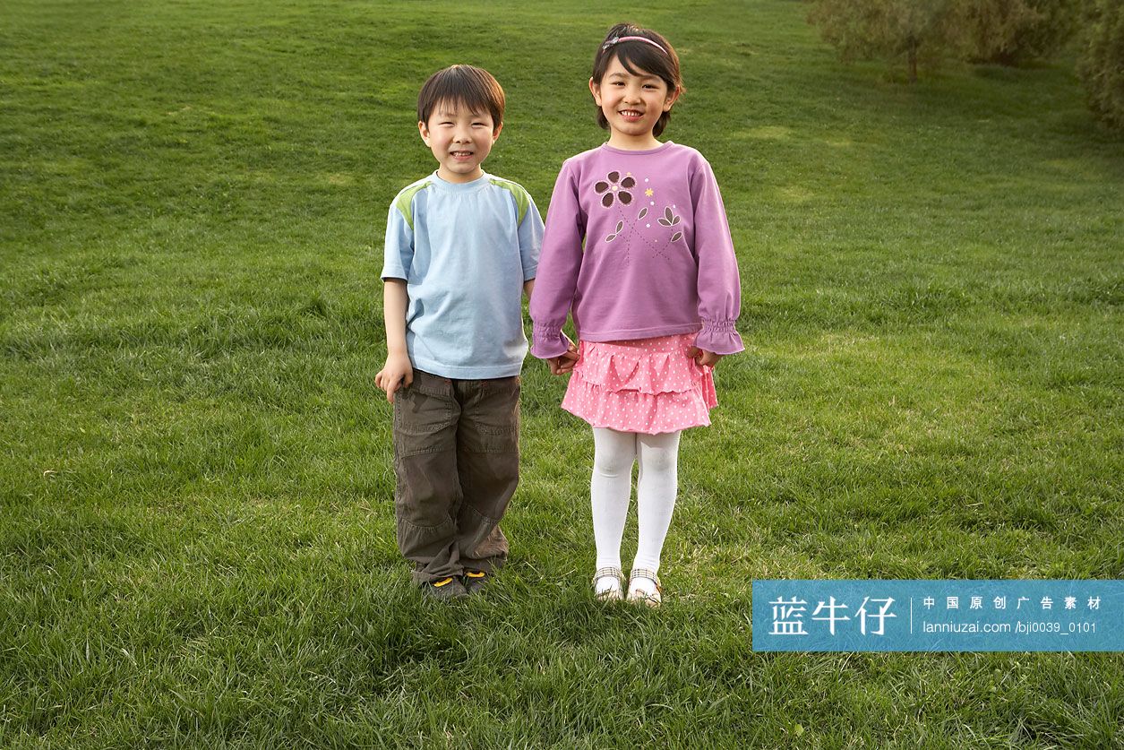 小男孩和小女孩手牵手
