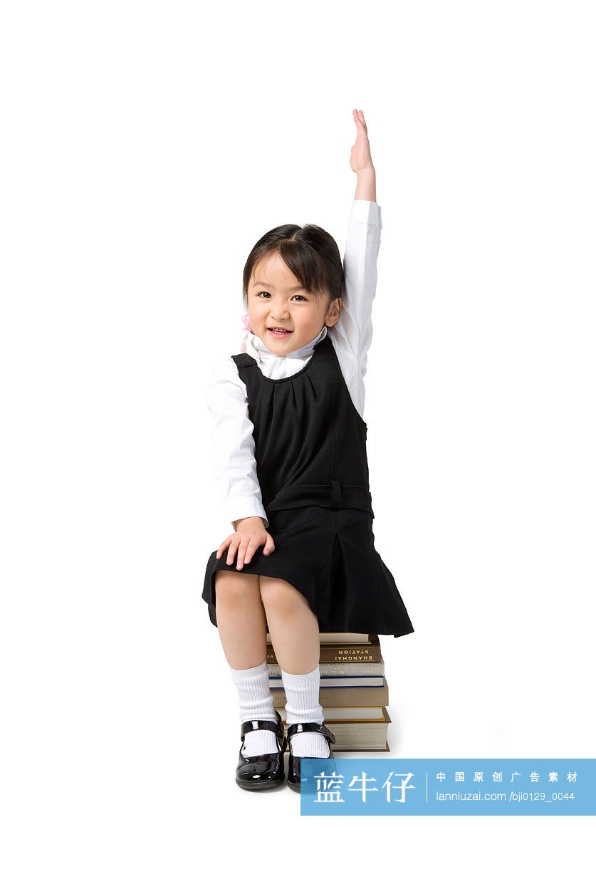 小女孩举手回答问题