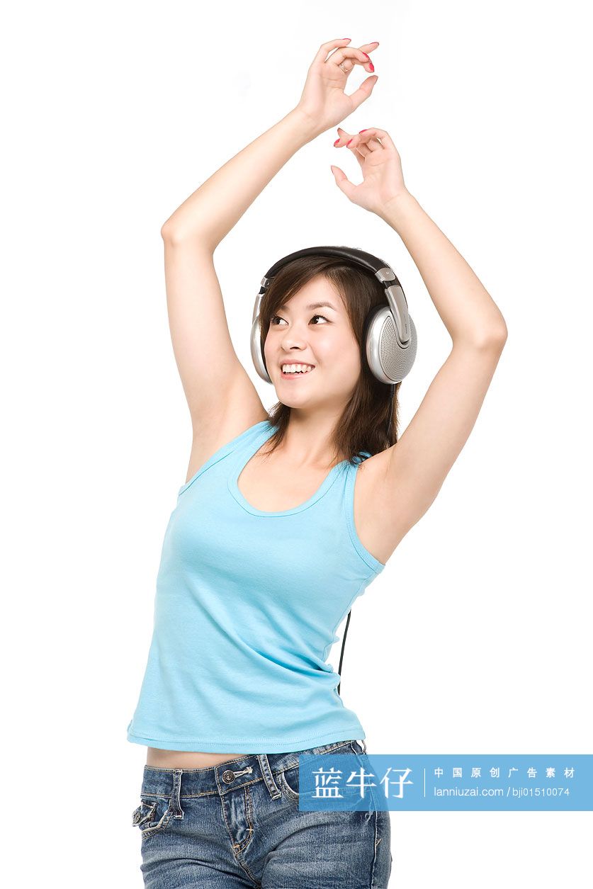 听音乐跳舞的女孩