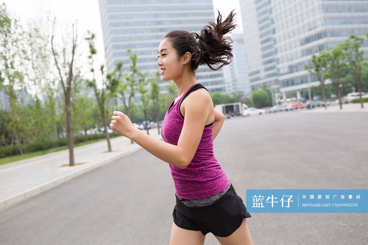 年轻女子在户外跑步健身
