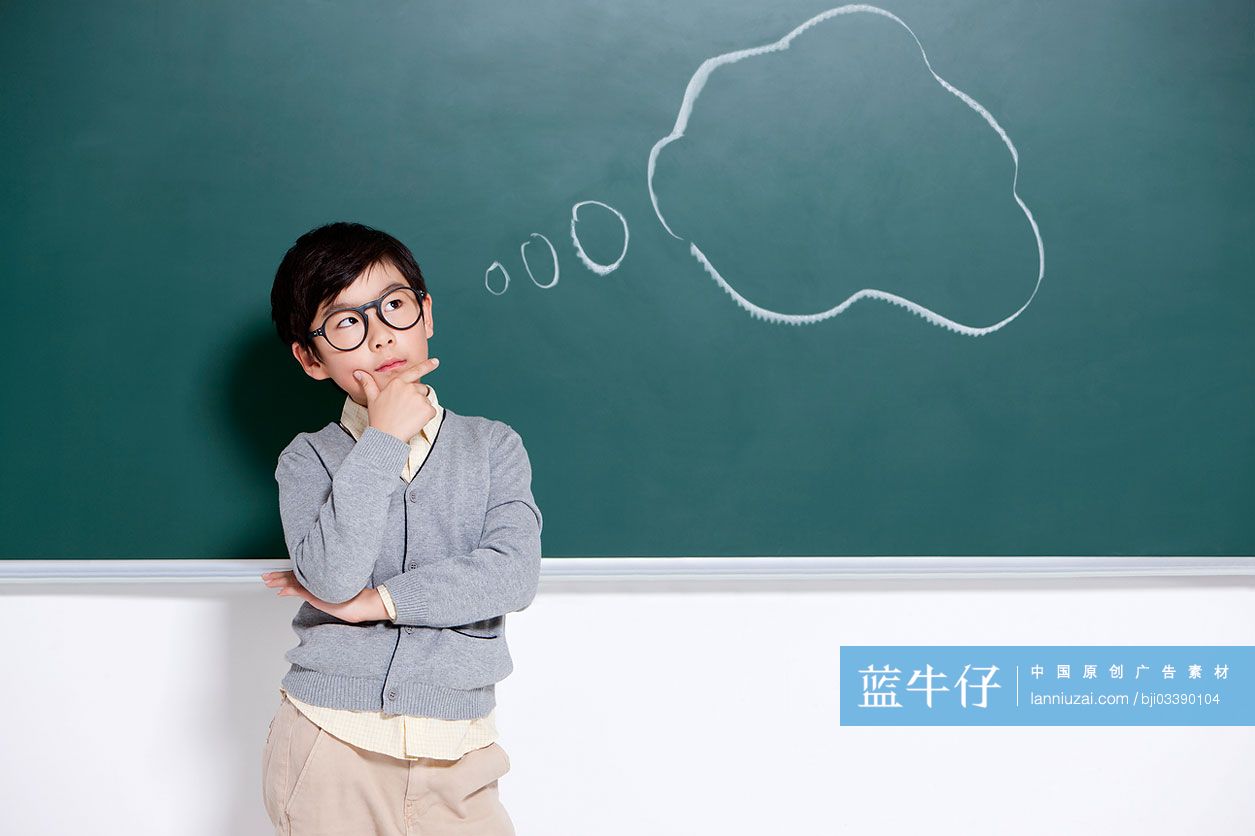 小男生思考