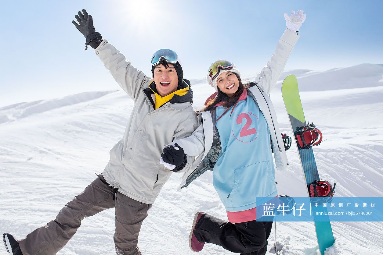 快乐的年轻情侣在滑雪场滑雪