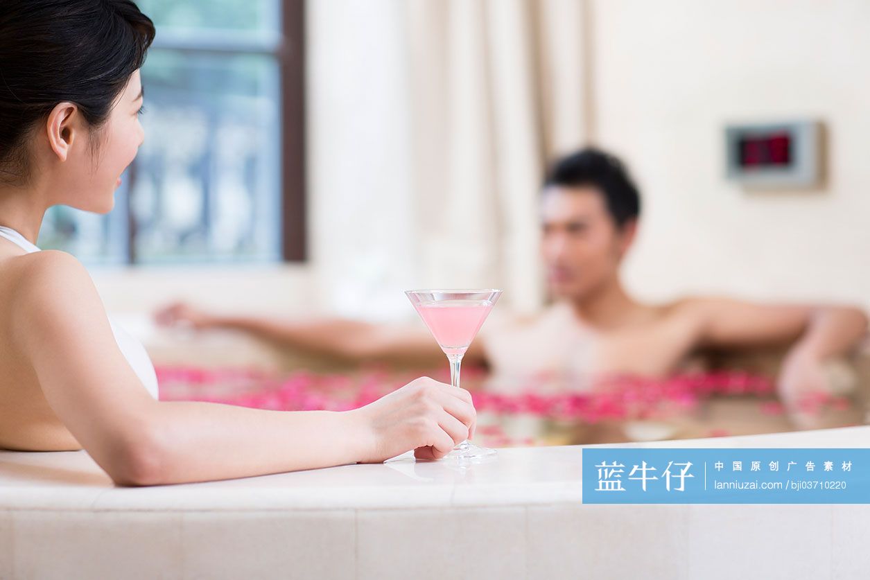 年轻女子泡花瓣浴-蓝牛仔影像-中国原创广告影像素材