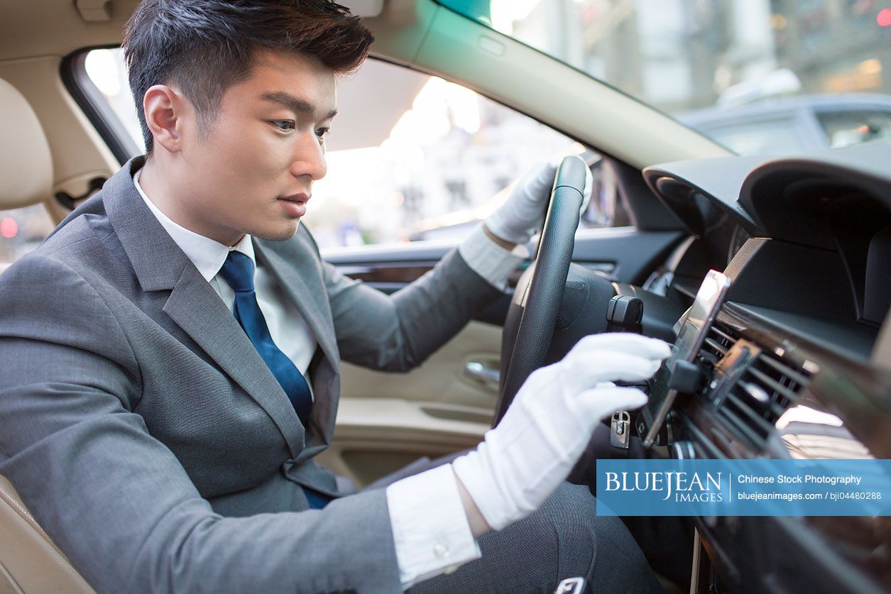 Chinese chauffeur using smart phone as gps navigation for car