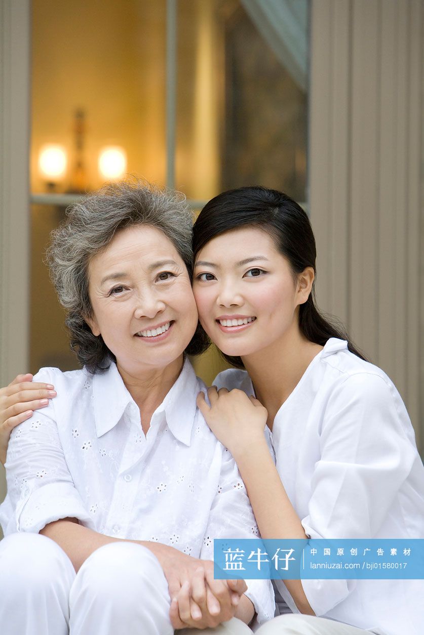 东方母女搂抱在一起