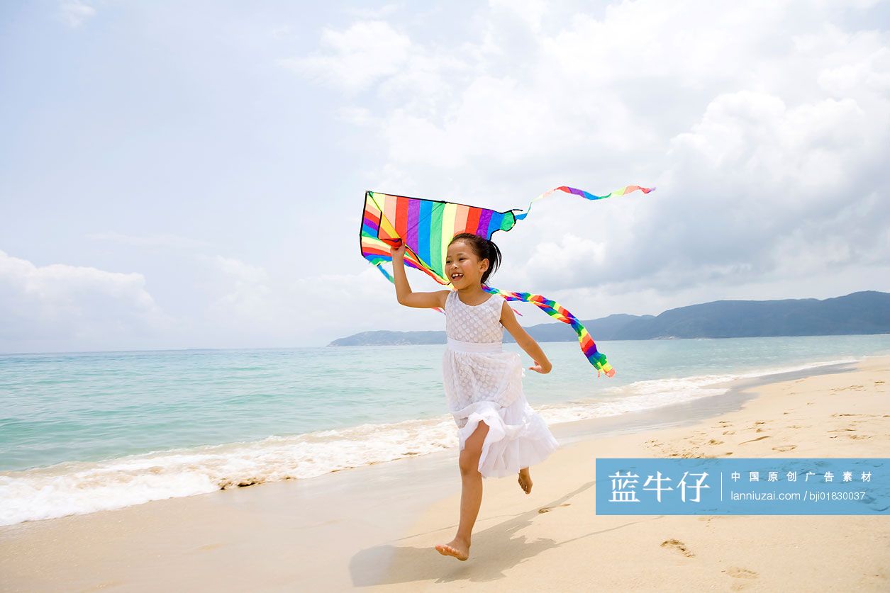 小女孩在海边放风筝