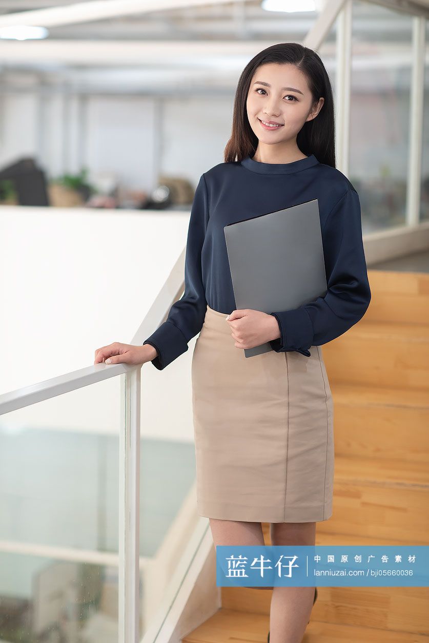 年轻商务女士拿着文件夹