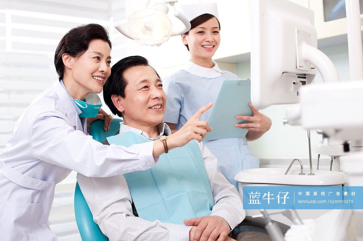 医生和病人在牙科诊所