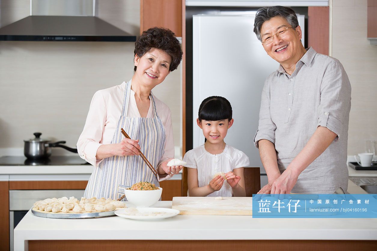 爷爷奶奶和孙女包饺子