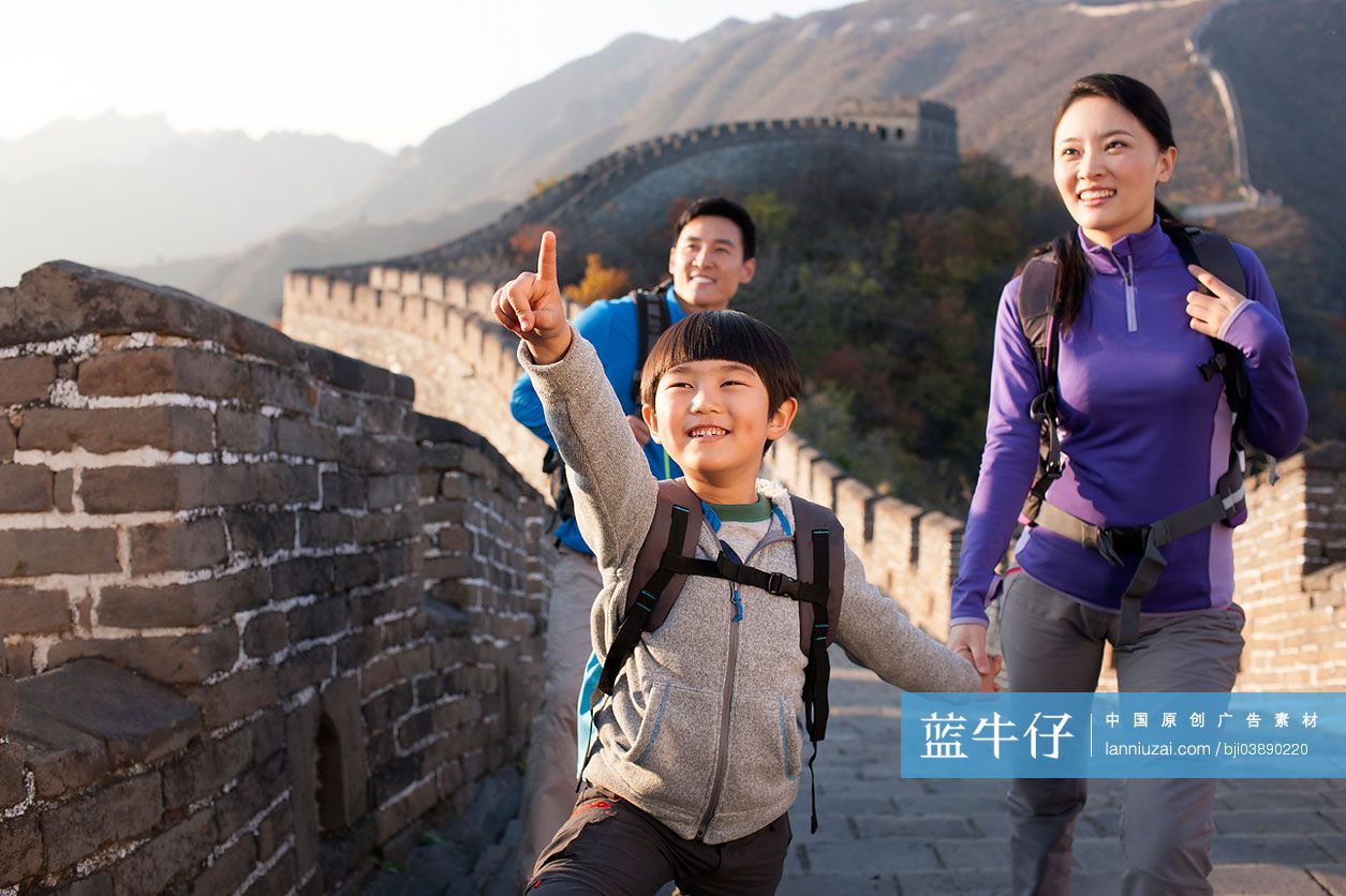 一家人到长城旅游