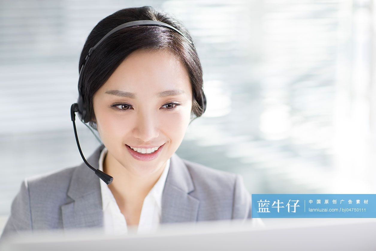 商务女士戴着耳麦工作