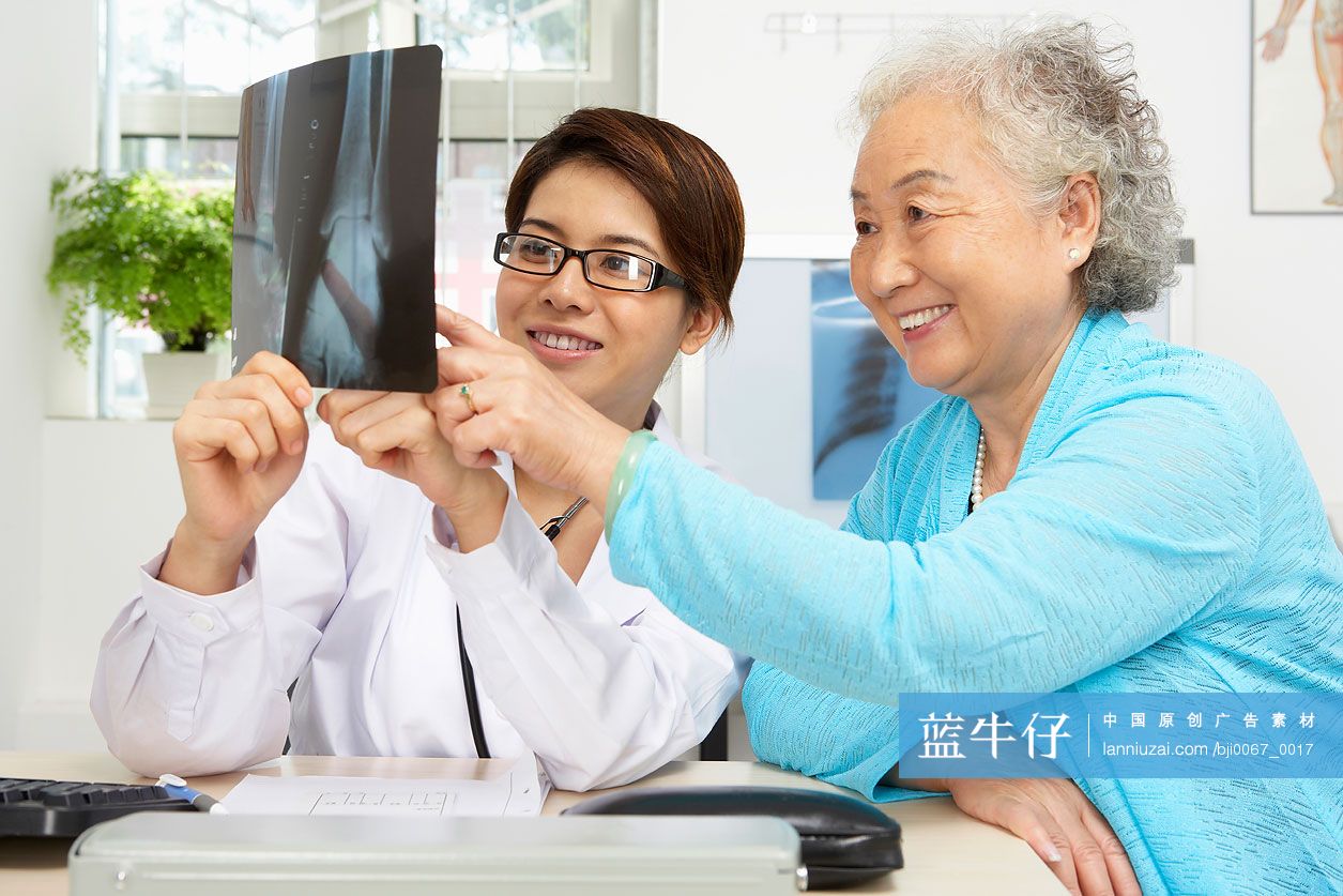 医生和病人看X光片