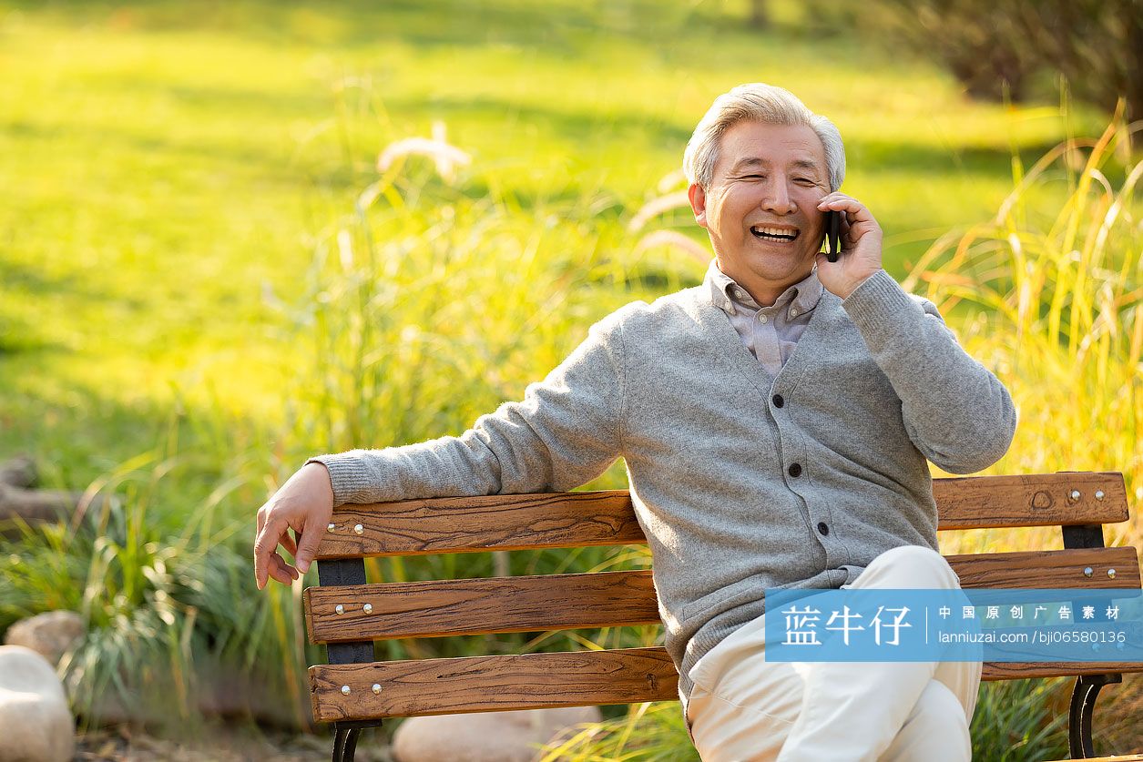 老年男子在公园打电话