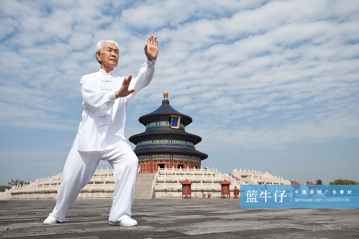 老年男子在天坛打太极-蓝牛仔影像-中国原创广告影像素材