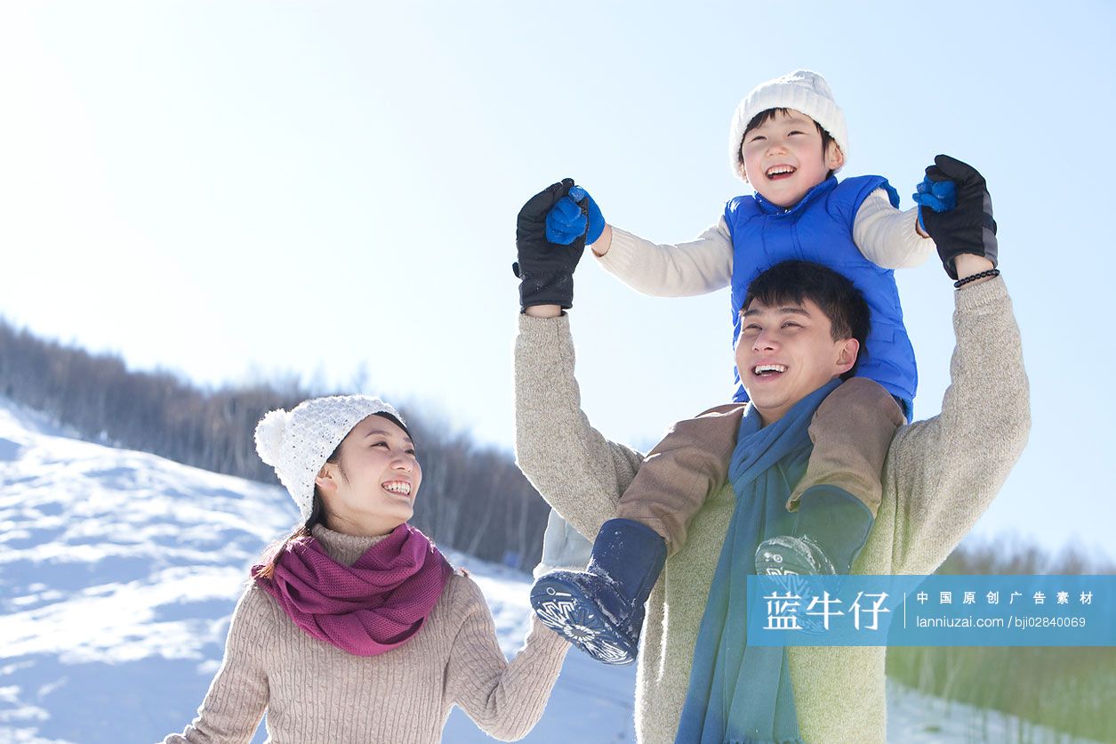 一家三口在雪地嬉戏