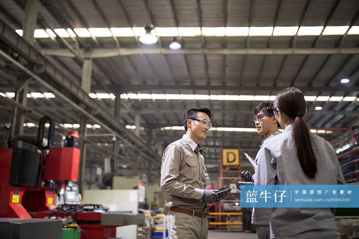 自信的工程师在工厂讨论工作