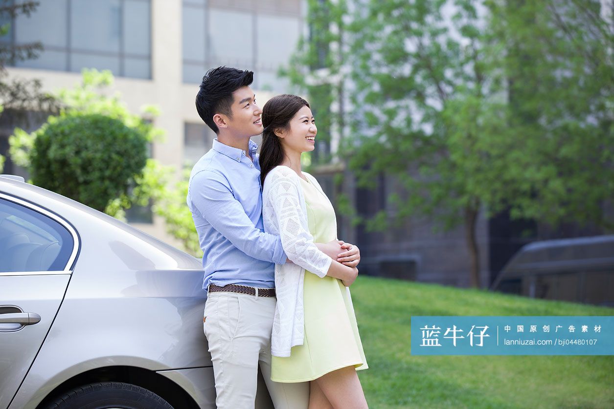快乐的年轻情侣和汽车