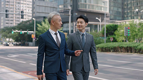 Confident Chinese businessmen talking outdoors,4K