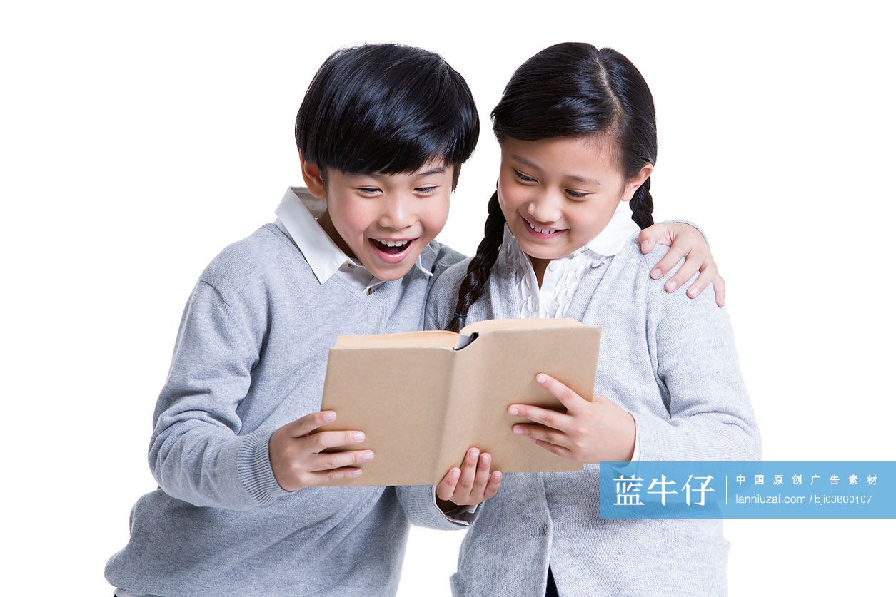小男孩和小女孩一起读书