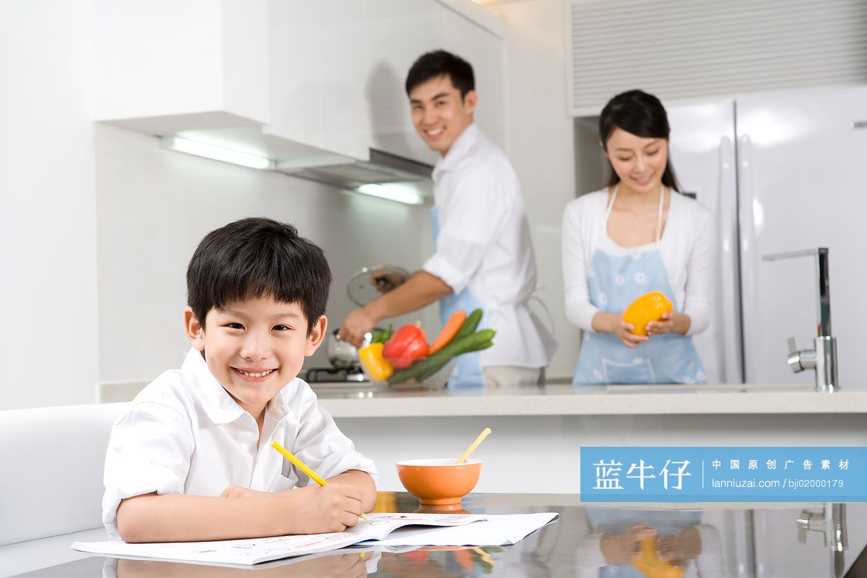 一家三口在厨房