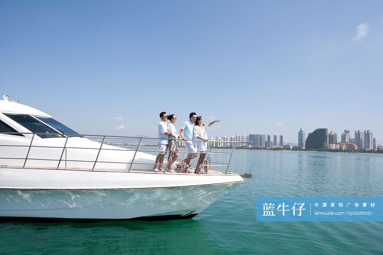 成功人士在游艇上休闲