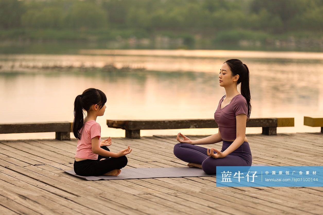 妈妈和女儿做瑜伽