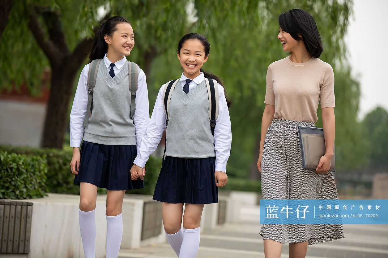 老师和学生在校园里谈话