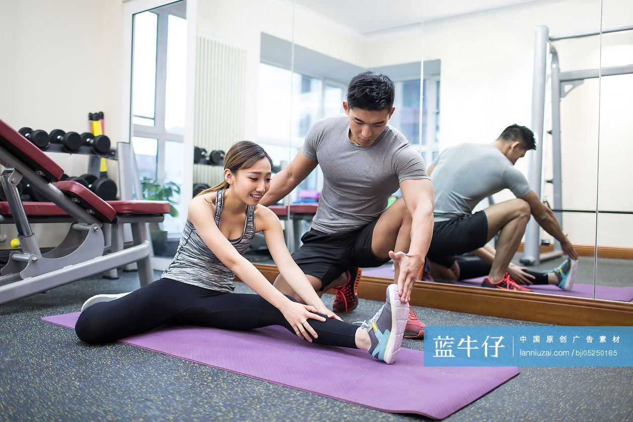 年轻女子在教练的指导下健身