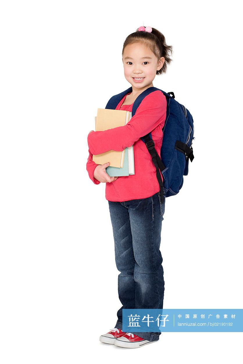 背着书包的小女孩抱着图书