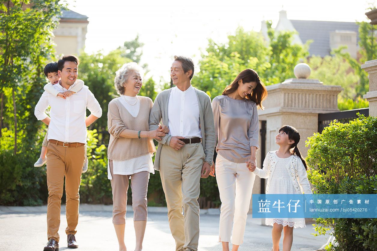 快乐的一家人在户外散步